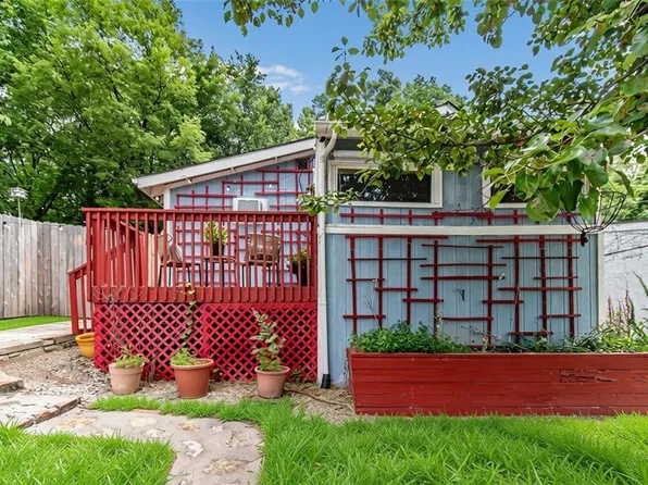 607 N Main St, Excelsior Springs, MO 64024