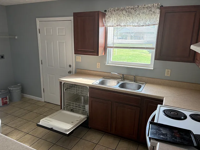 1582 Meadow Spring Dr — Photo 4