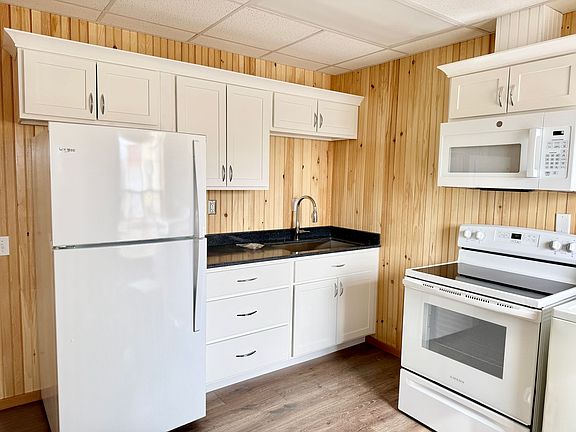 2nd image of 809 Portland Rd #7f9b9b87c