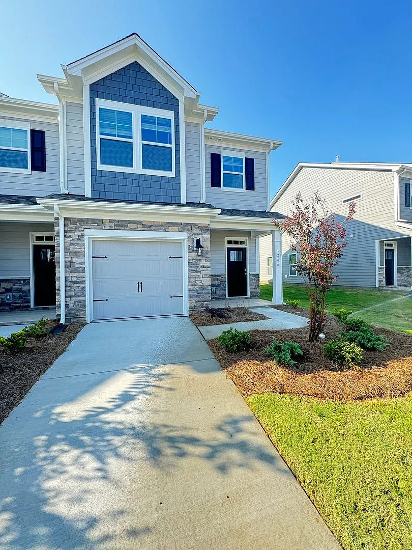 New 3bed/2.5ba Townhome in Huntersville close to 85/485/77 — Photo 2