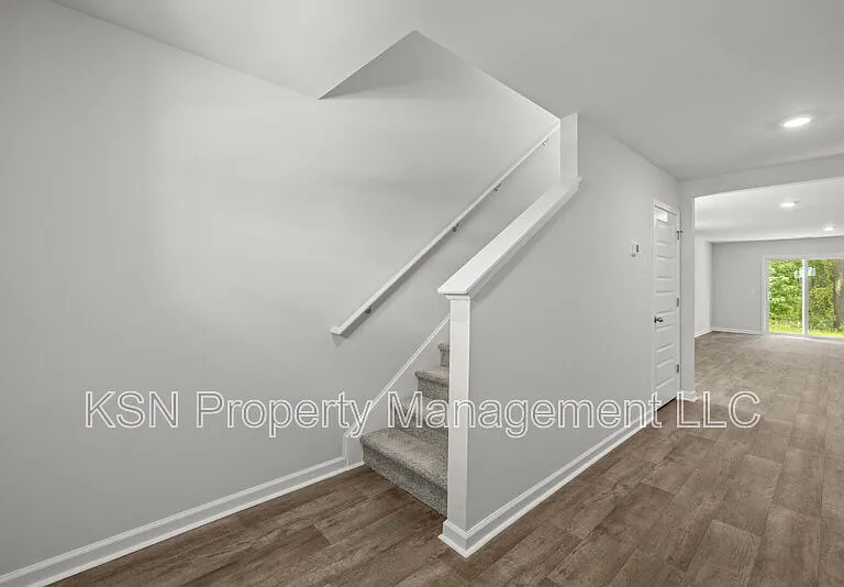 129 Azure Dr — Photo 8