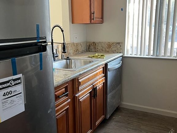 2nd image of 1421 Drake Dr APT B