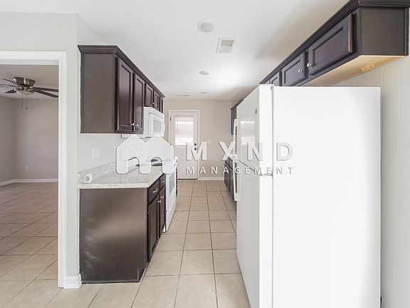 4th image of 2655 Meadowbrook Dr