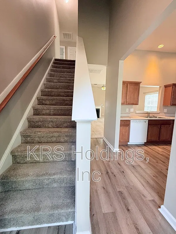 3 bed, 2.5 bath, 1748 sqft, $1,975 — Photo 3