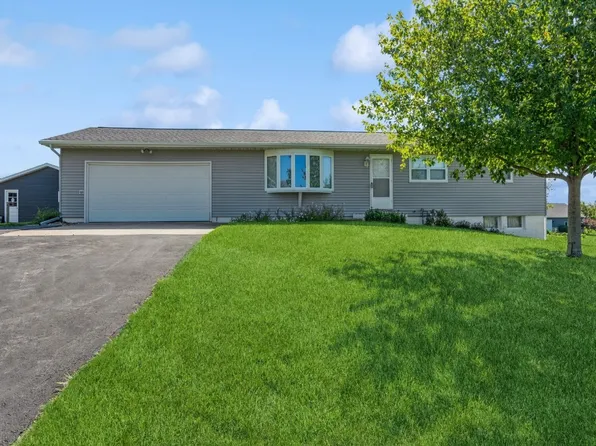 5101 Sunset Dr, Cedar Rapids, IA 52404
