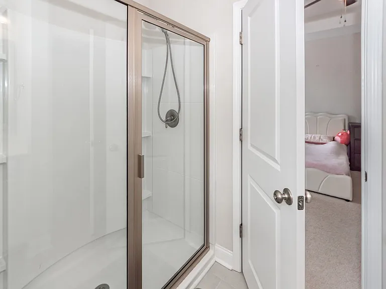 121 Hawthorne Landing Dr — Photo 33