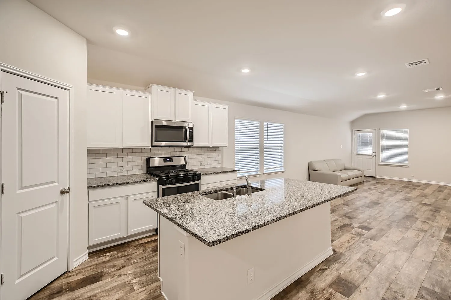 4 bed, 1717 sqft, $2,100 — Photo 3