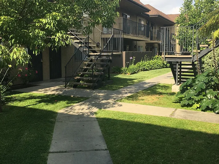 Apt Nicholson Garden — Photo 10