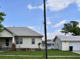 133 W 12th St, Russell, KS 67665