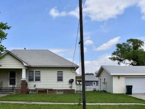 133 W 12th St, Russell, KS 67665