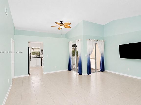 3rd image of 527 SE 21st Dr
