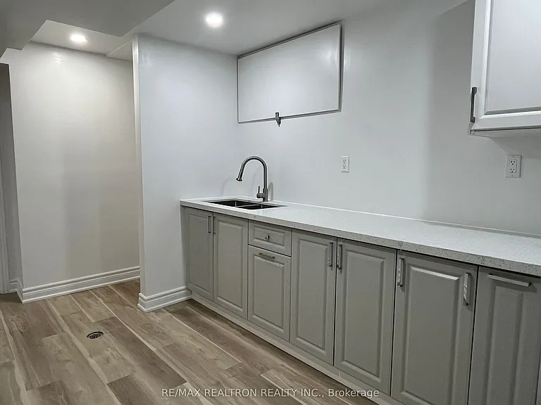 74 Lincoln Green Dr #LOWER — Photo 3