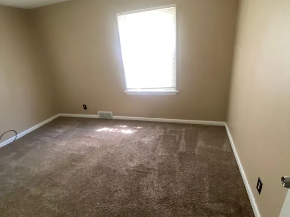 8253 Frost Ave, Saint Louis, MO 63134