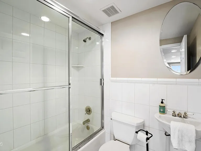 305 Ocean Dr — Photo 37