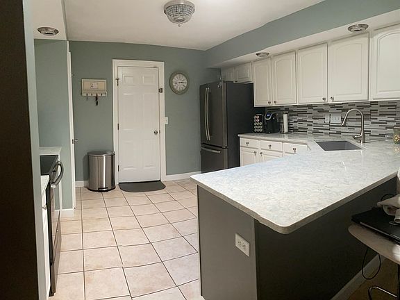 3rd image of 1204 N Crest Dr