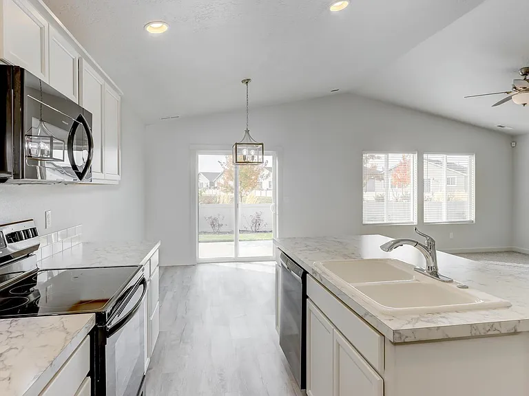 3421 W Charlene St — Photo 7