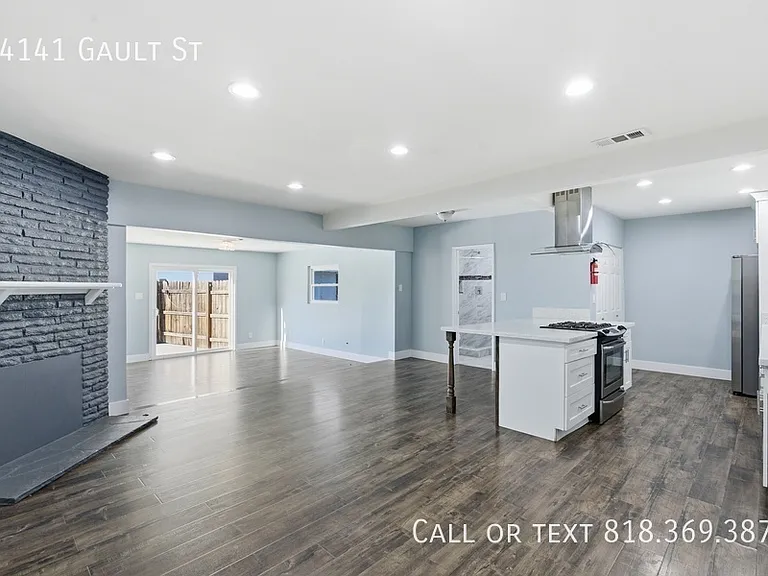 14141 Gault St — Photo 3