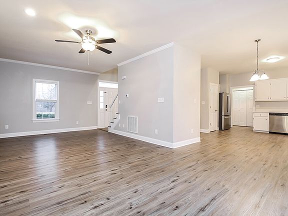 5th image of 14 Olde Charles Towne Ct
