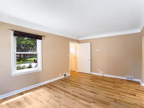 3rd image of 985 Rose Ave E