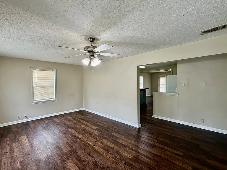 1009 Victoria St — Photo 2