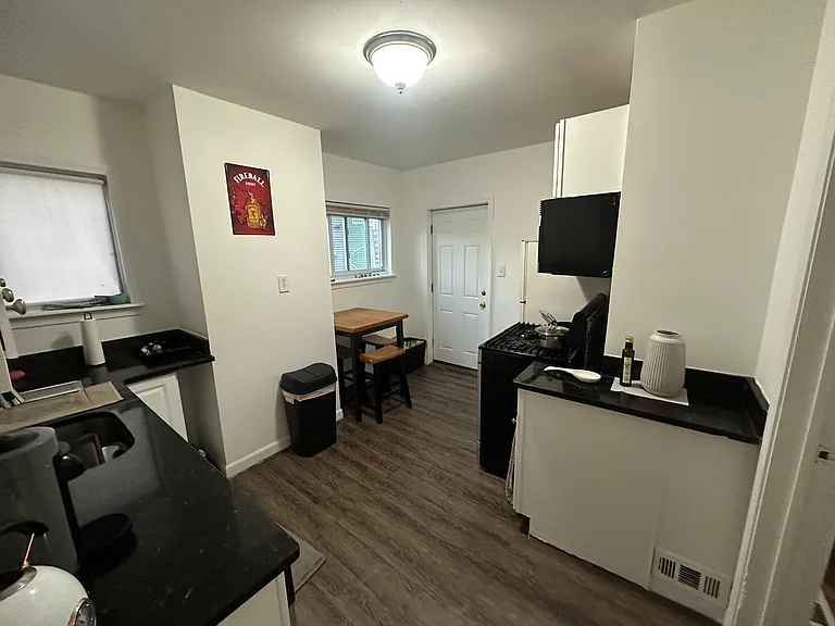 16 Leeds St #1 — Photo 9