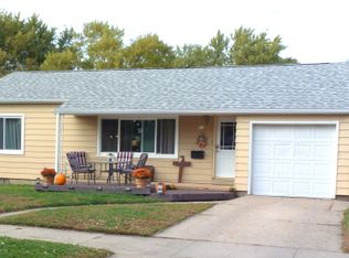 92 8th St, Windom, MN 56101