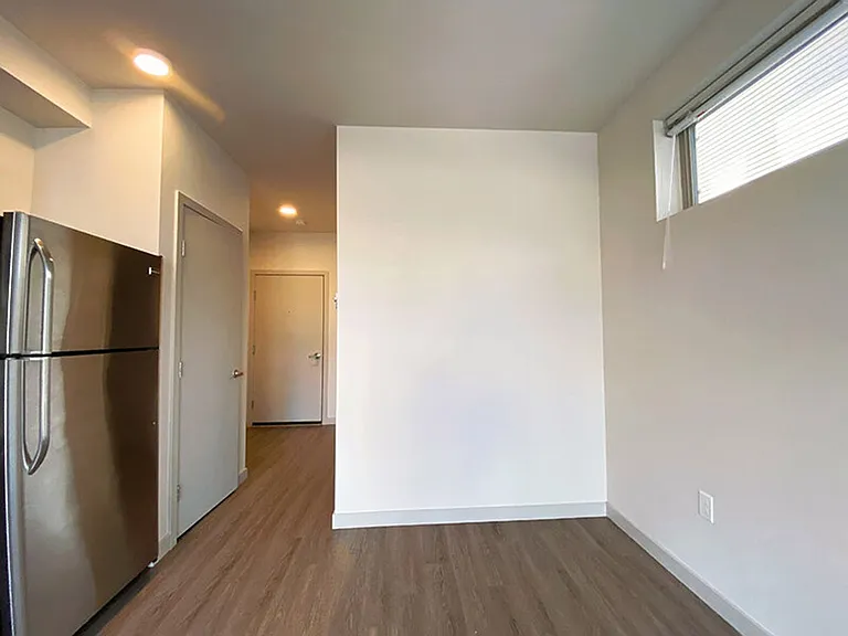 East John Apartments — Photo 11