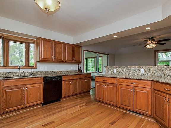 5th image of 1013 Rolling Glen Dr