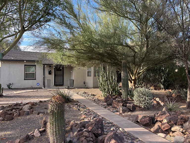2202 E Cambridge Ave — Photo 1