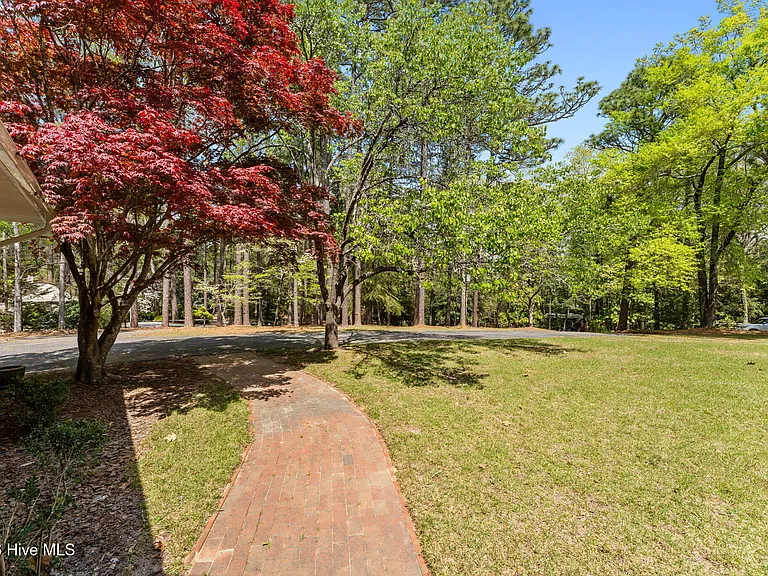 225 Arbutus Rd — Photo 43