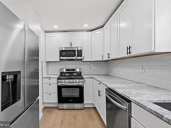 5th image of 411 Center Ave