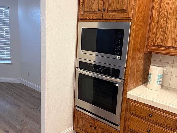 3rd image of 1097 E Sarazen Ave