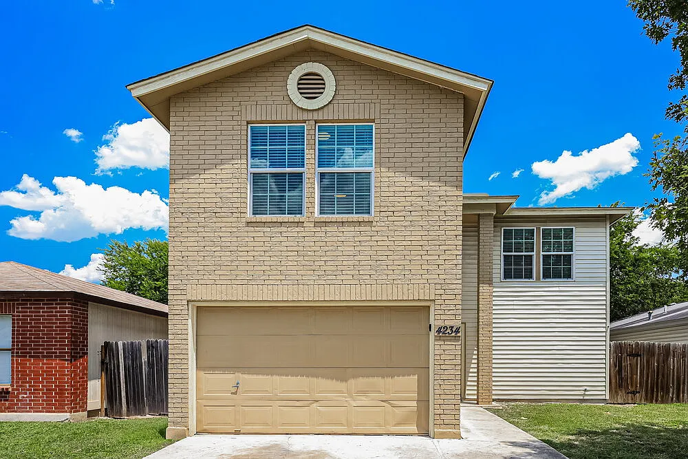 4 bed, 2.5 bath, 1780 sqft, $1,560 — Photo 1