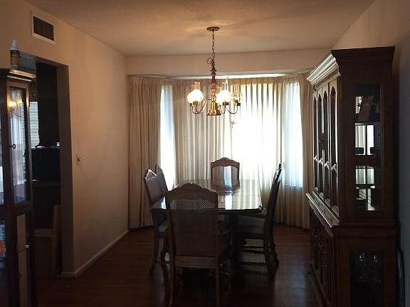 4th image of 4429 W Wilshire Dr