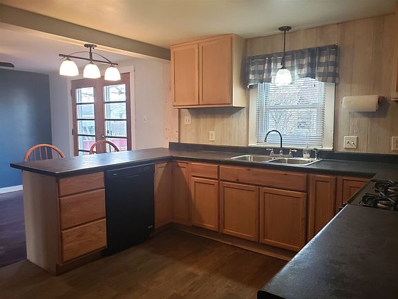 3rd image of 104 Hilltop Dr
