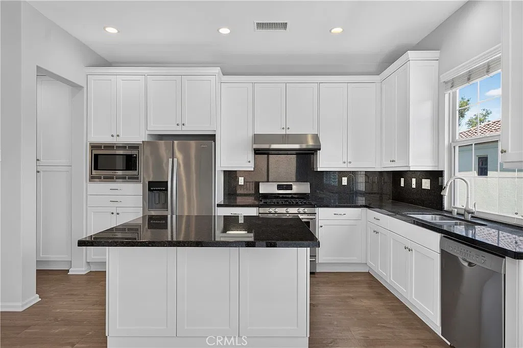 3 bed, 3.5 bath, 1658 sqft, $4,500 — Photo 4