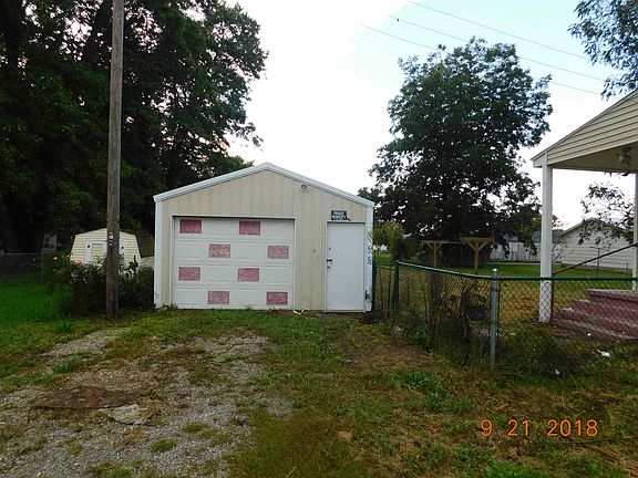 5th image of 131 E Poplar St