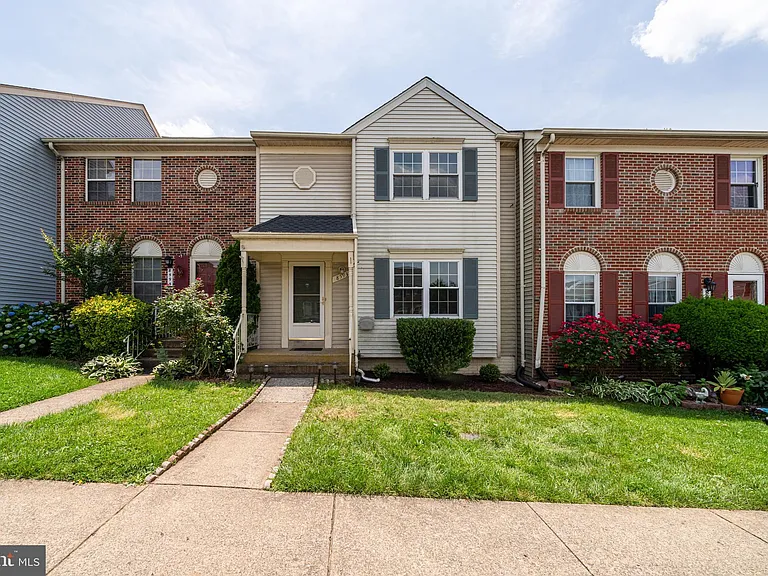 8593 Burlington Ct — Photo 1