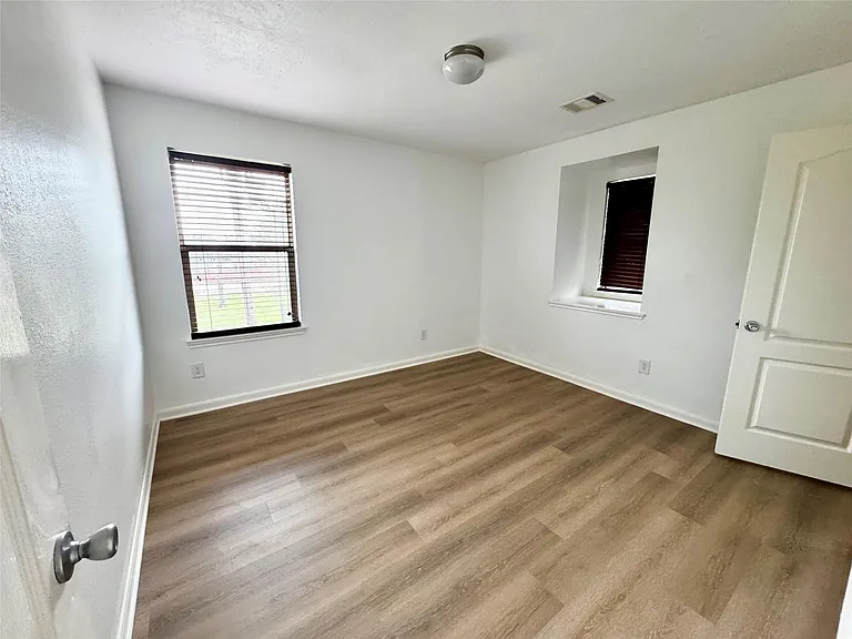 7540 Connemara Dr — Photo 14