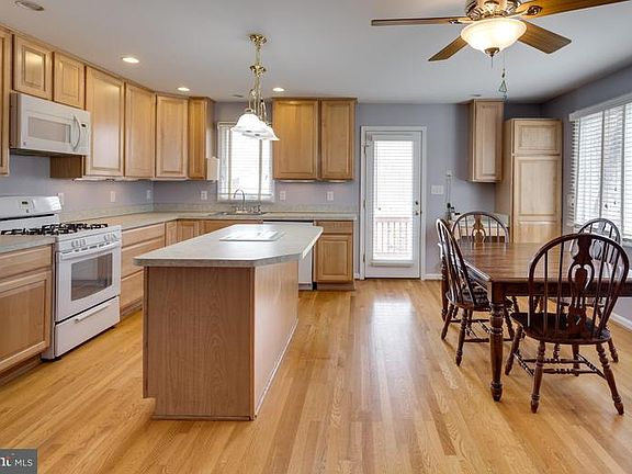 5th image of 4219 Linden St
