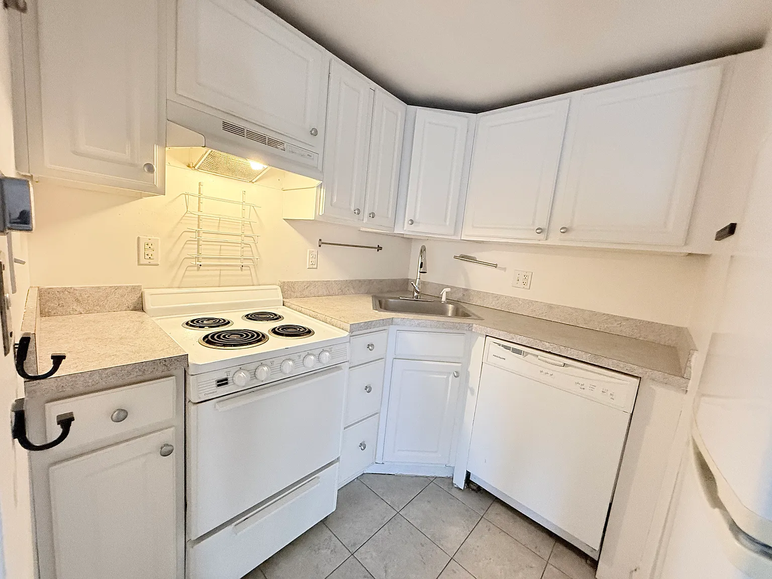 2 bed, 600 sqft, $3,100 — Photo 1