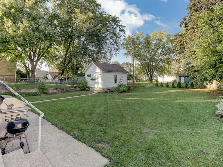 511 W Wisconsin St — Photo 37