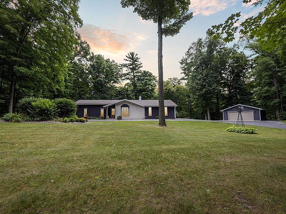 2nd image of 2109 Sylvan Ct