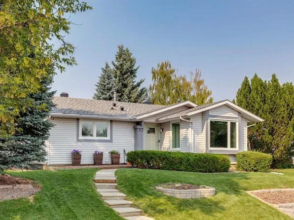92 S Woodford Dr SW, Calgary, AB T2W 4C3