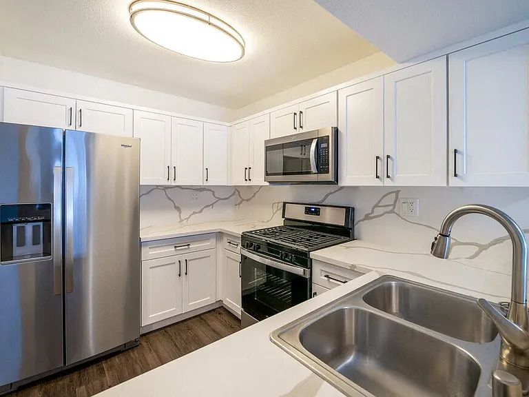 Park Regency Apartments — Photo 12
