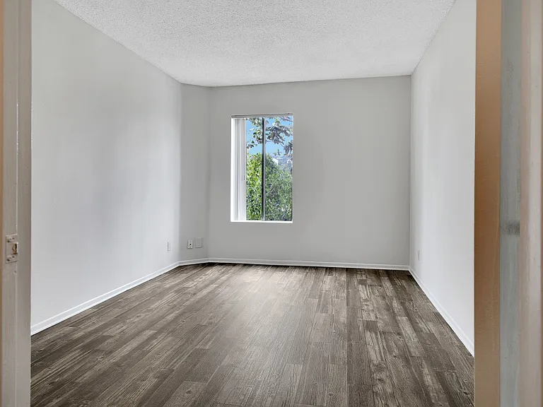 Orange Apartments — Photo 16