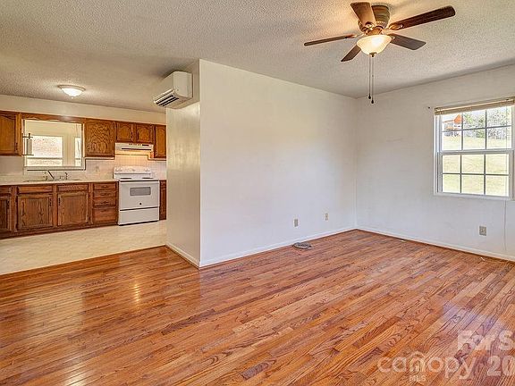 4th image of 216 Pickens Rd