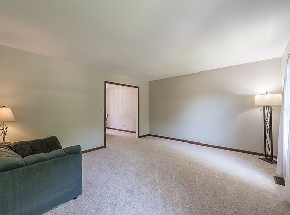 4th image of 8 S Cambridge Dr