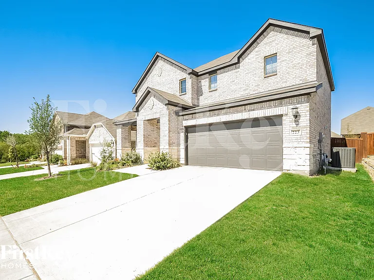 223 Rosewood Dr — Photo 2