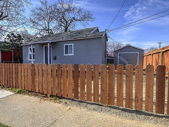 3rd image of 2573 Beaumont St